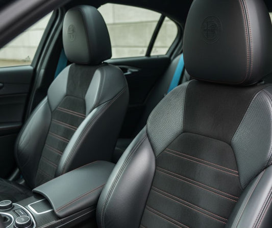 Close-up van autostoelreiniging met interieurreiniger – fris resultaat