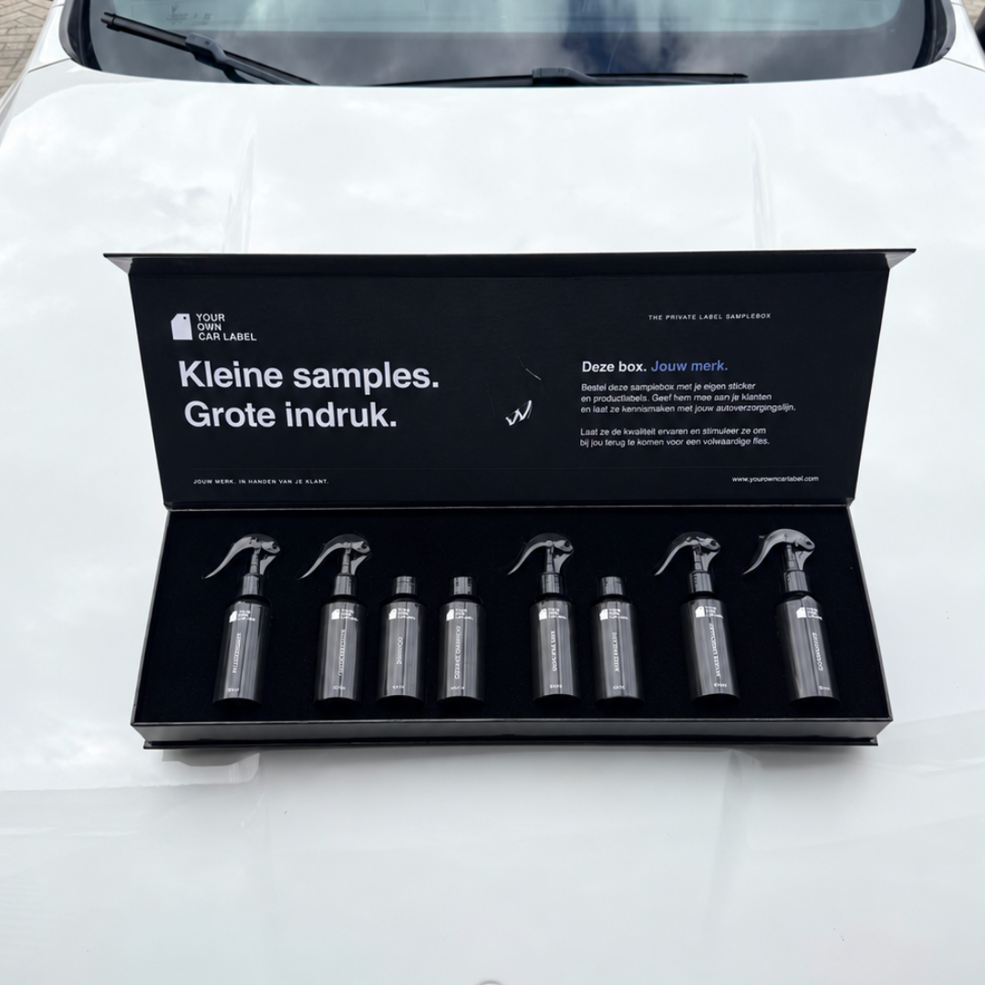 Originele Your Own Car Label samplebox met acht flesjes van 100 ml op een witte auto